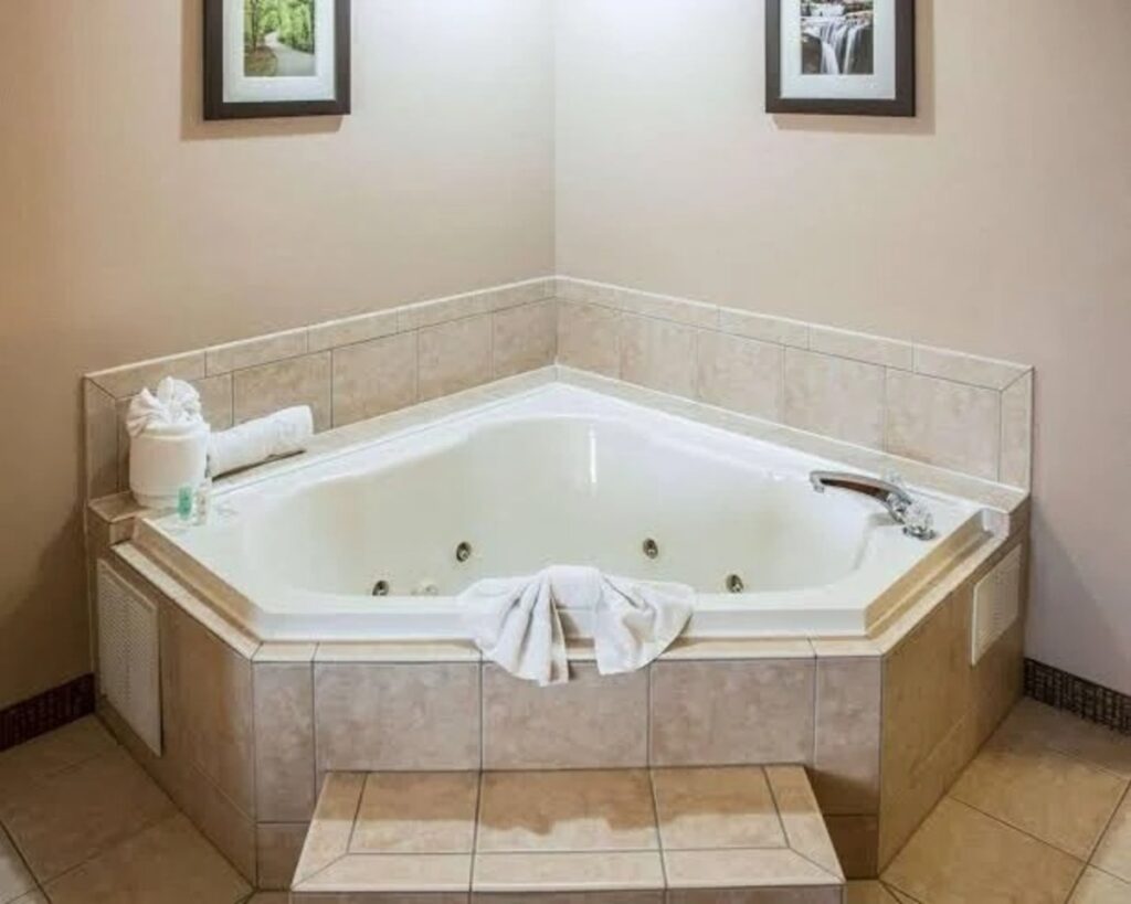 Comfort Inn & Suites - Image 1