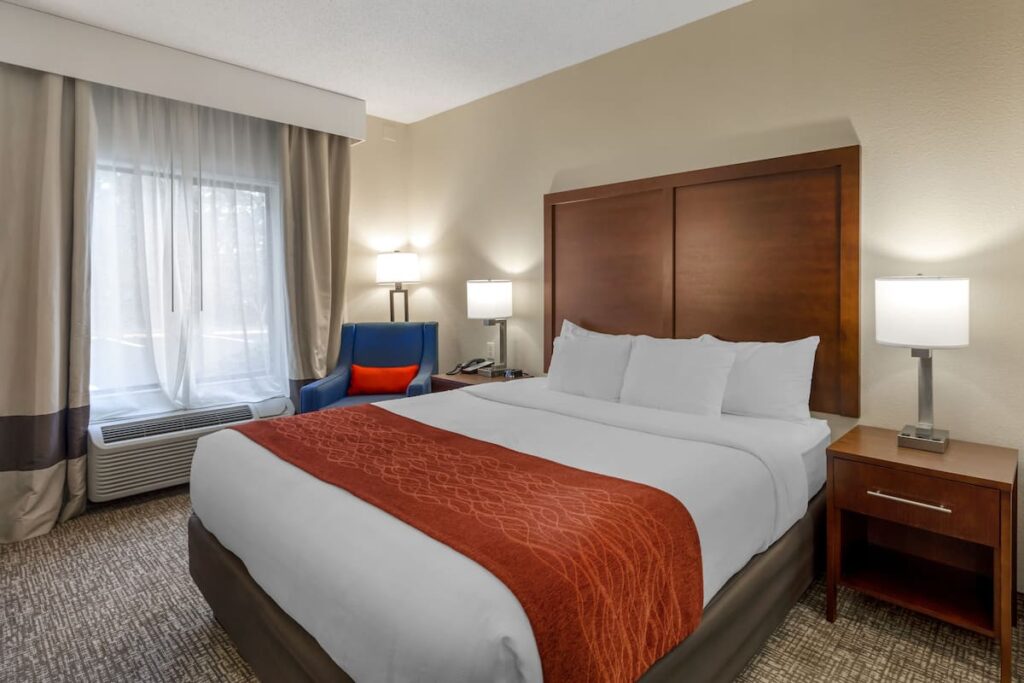 Comfort Inn & Suites - Image 4