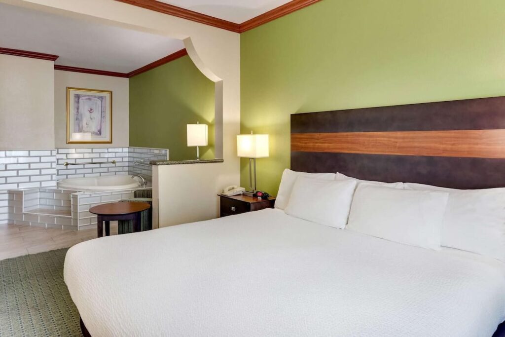 Comfort Inn & Suites - Image 4