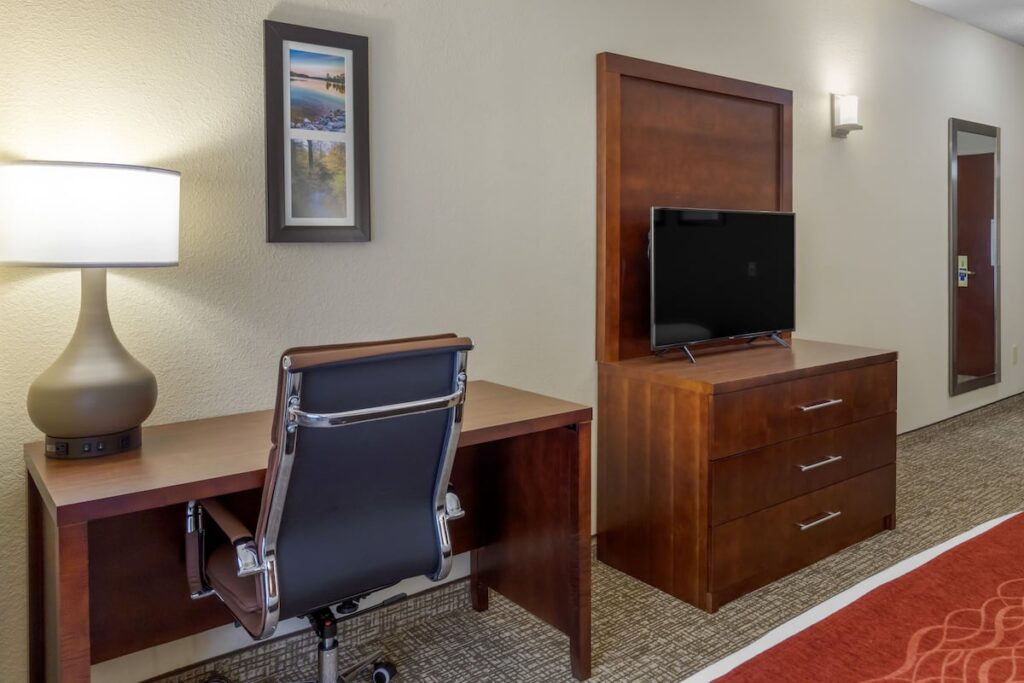 Comfort Inn & Suites - Image 3