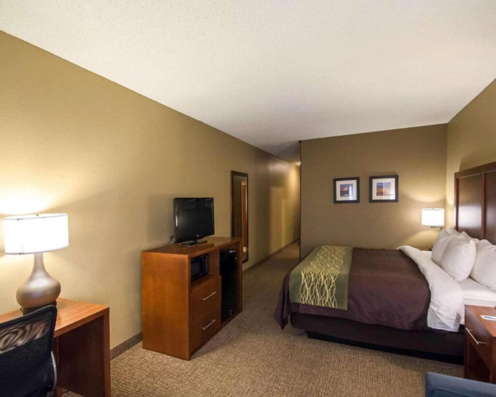 Comfort Inn & Suites - Image 3