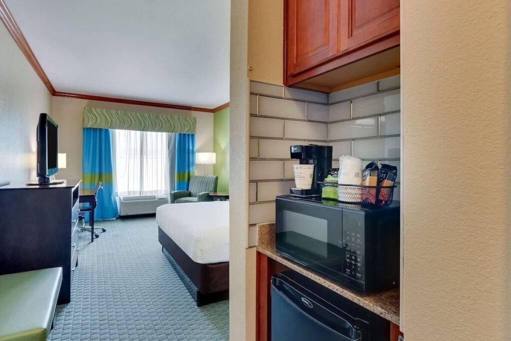 Comfort Inn & Suites - Image 3