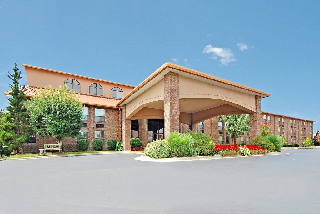Comfort Inn at Thousand Hills - Image 2