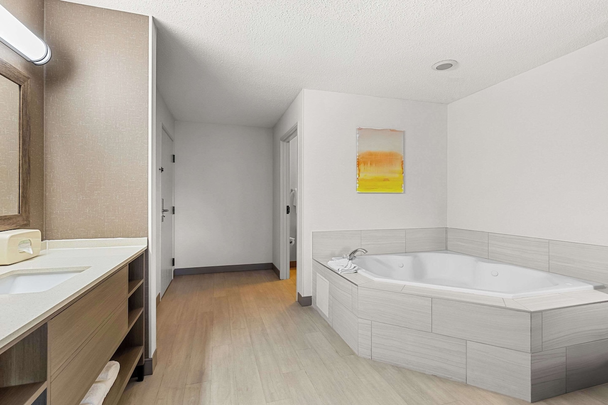 Comfort Inn tub