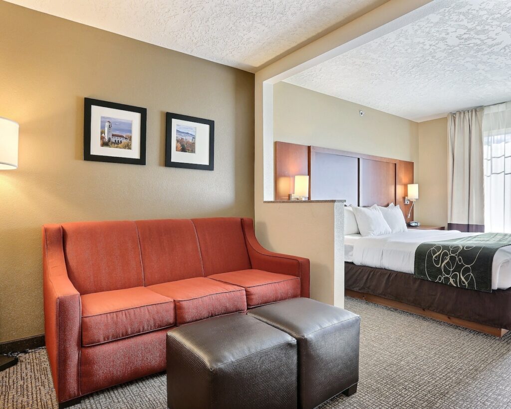 Comfort Suites Airport - Image 4