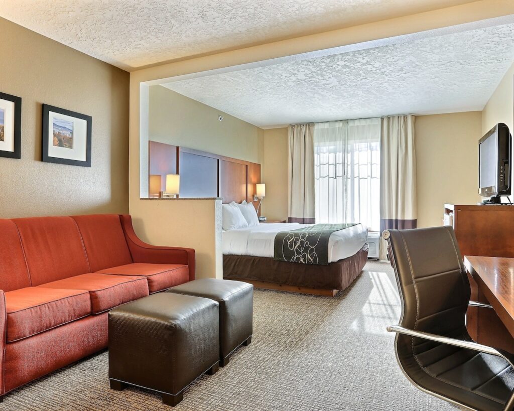 Comfort Suites Airport - Image 3