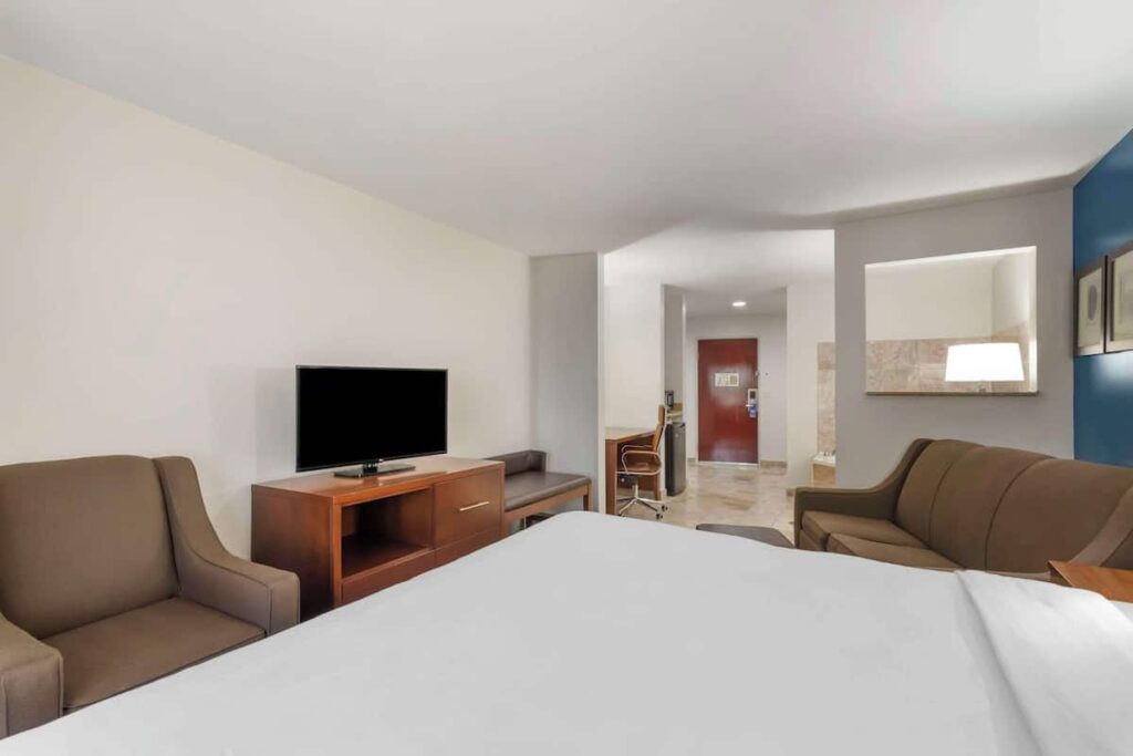 Comfort Suites Atlanta Airport - Image 3