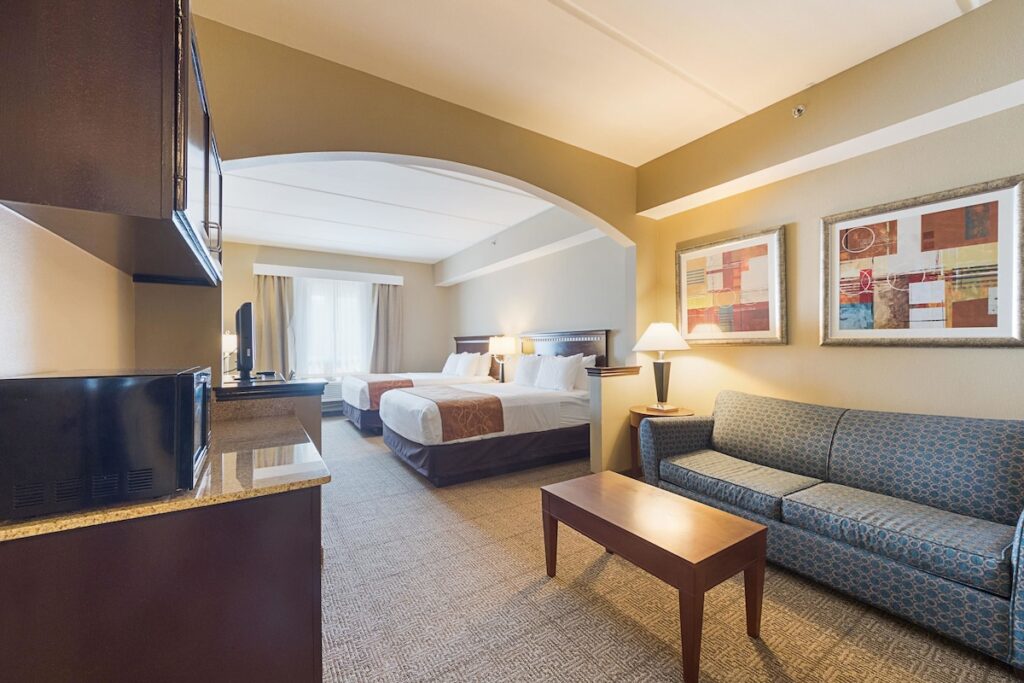 Comfort Suites Beachside - Image 3