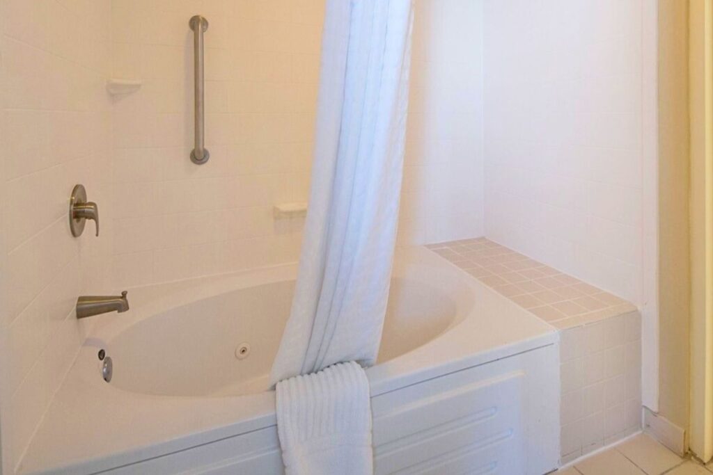 Comfort Suites Beachside - Image 1