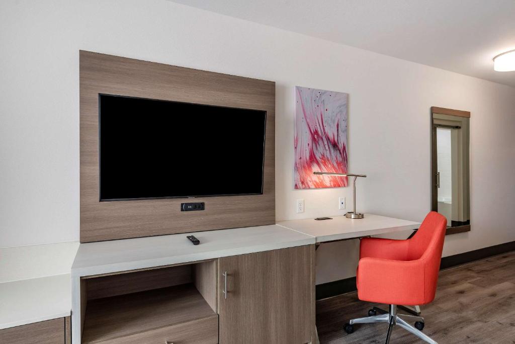 Comfort Suites Colorado Springs East -Medical Center Area - Image 4