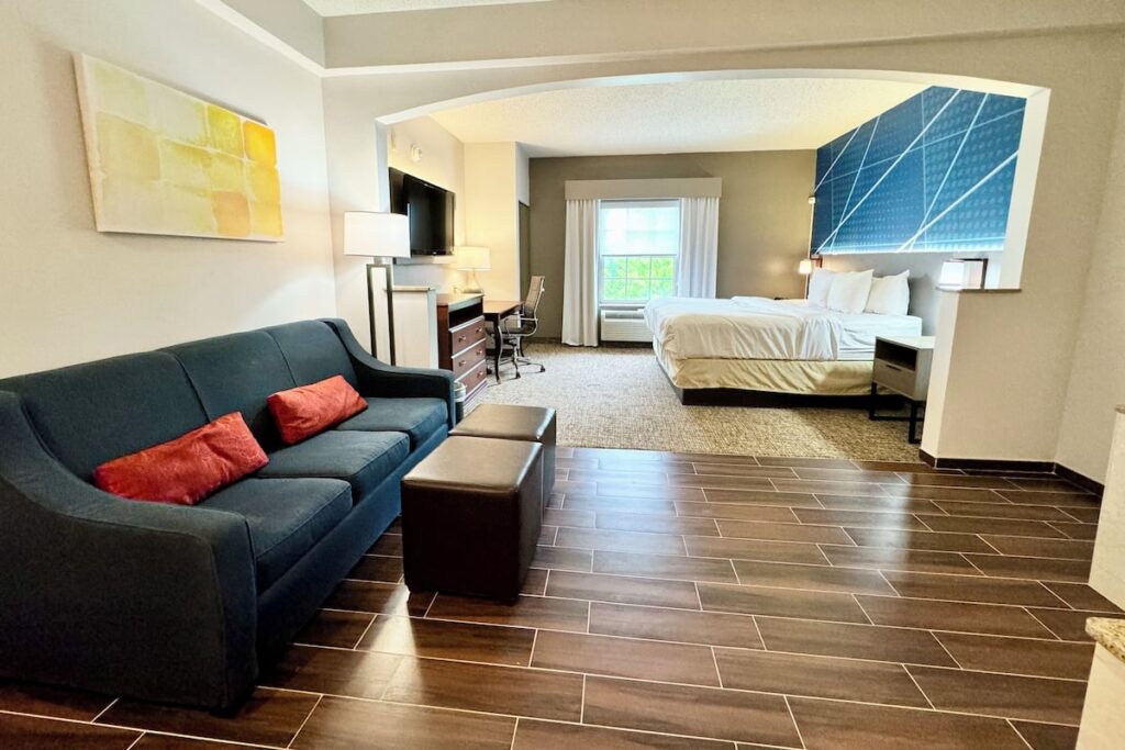 Comfort Suites East Brunswick – South River - Image 4