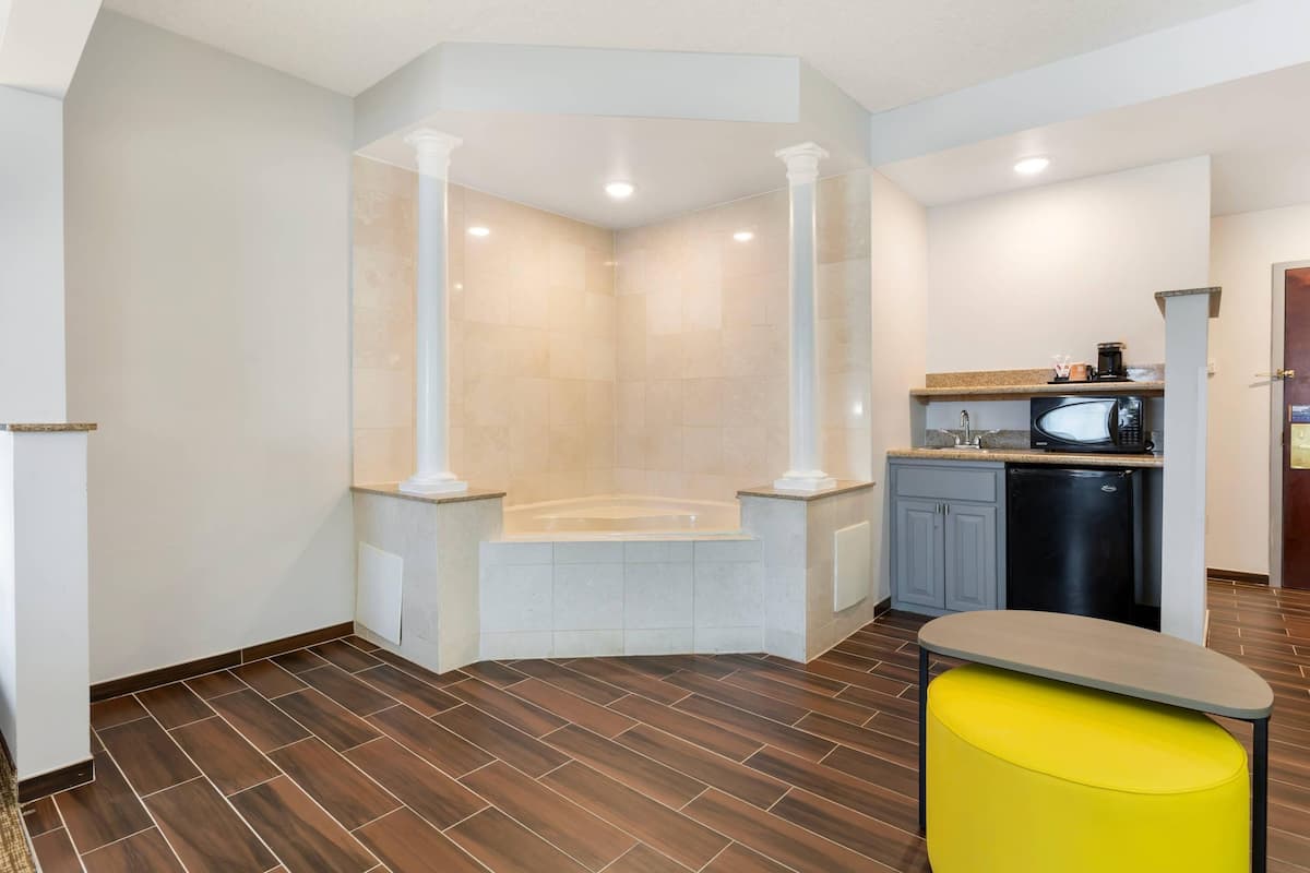 Comfort Suites East Brunswick South River tub