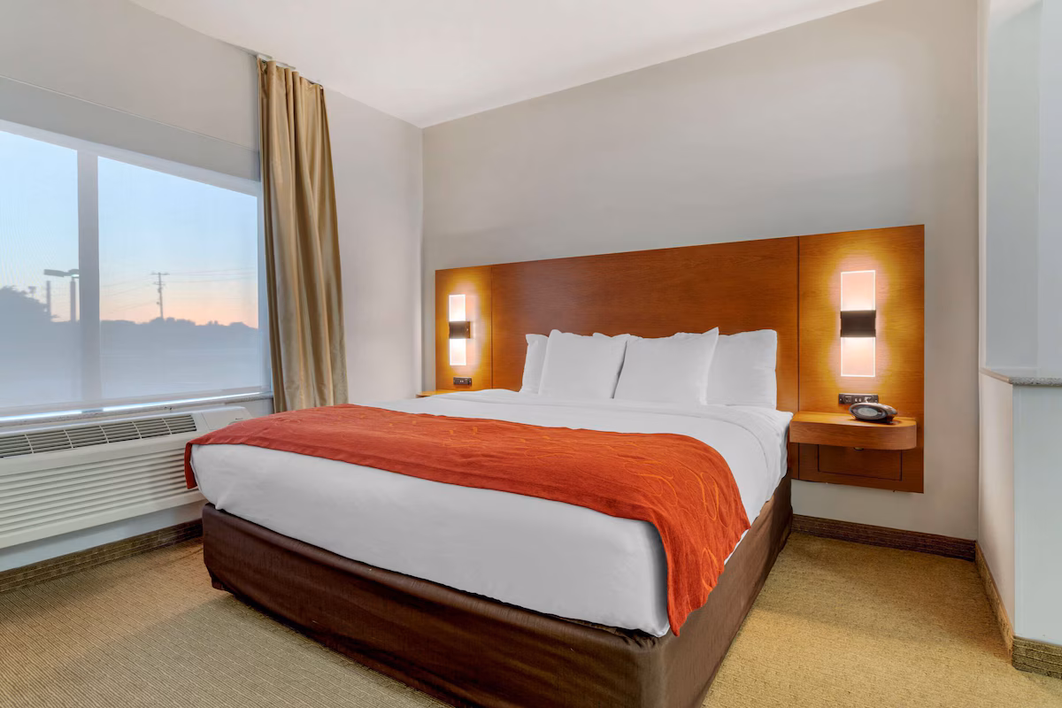 Comfort Suites La Porte – Baytown - Image 1