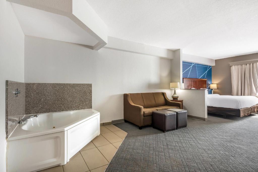 Comfort Suites Ocala North - Image 1