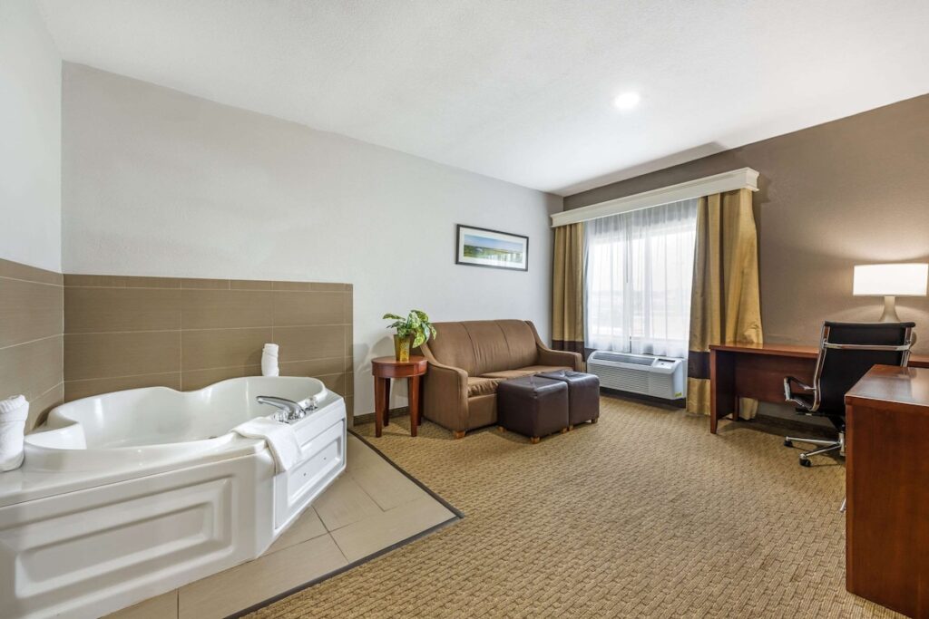 Comfort Suites Omaha East-Council Bluffs - Image 1