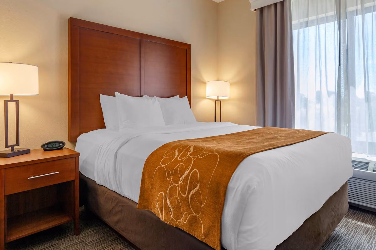 Comfort Suites Oshkosh - Image 1