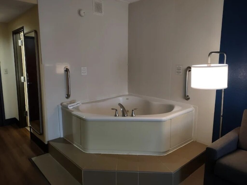 Comfort Suites Outlet Center - Image 1