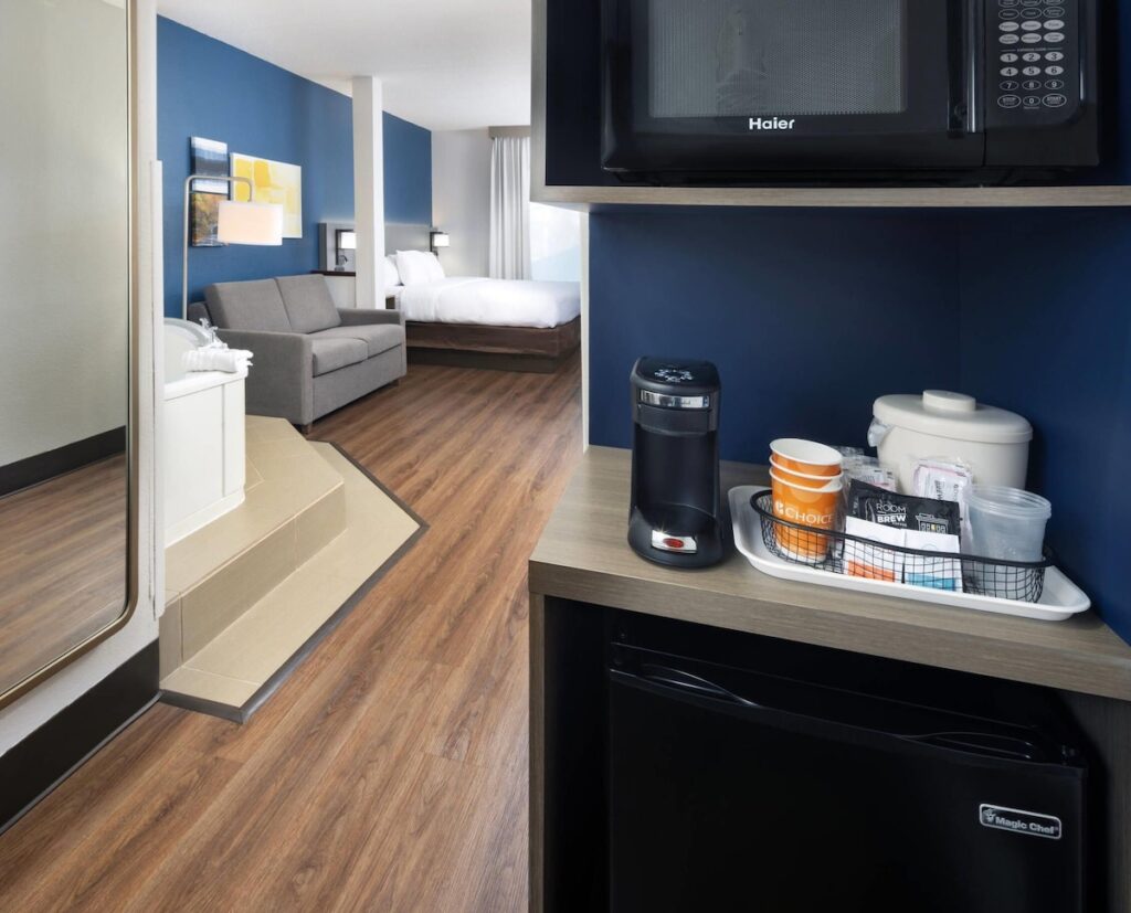 Comfort Suites Outlet Center - Image 3