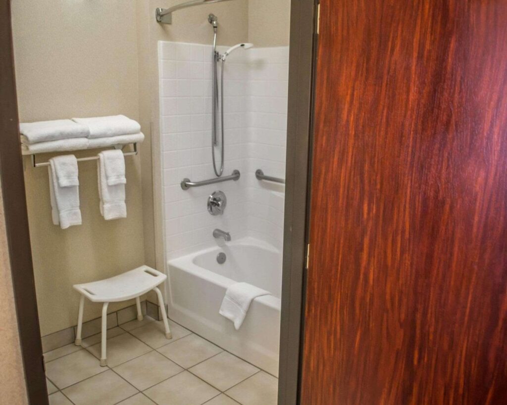 Comfort Suites Portland Southwest - Image 1