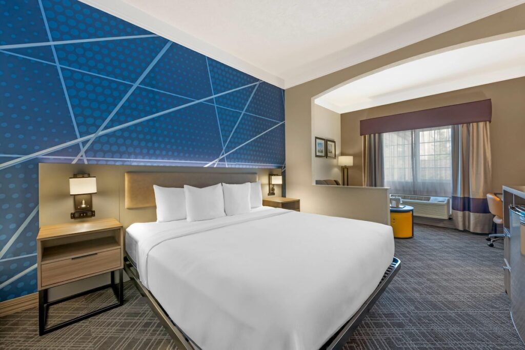 Comfort Suites Salem - Image 2