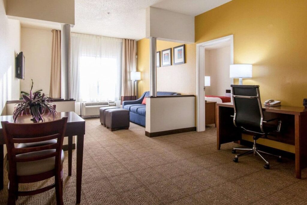 Comfort Suites Tulsa Central - Image 3