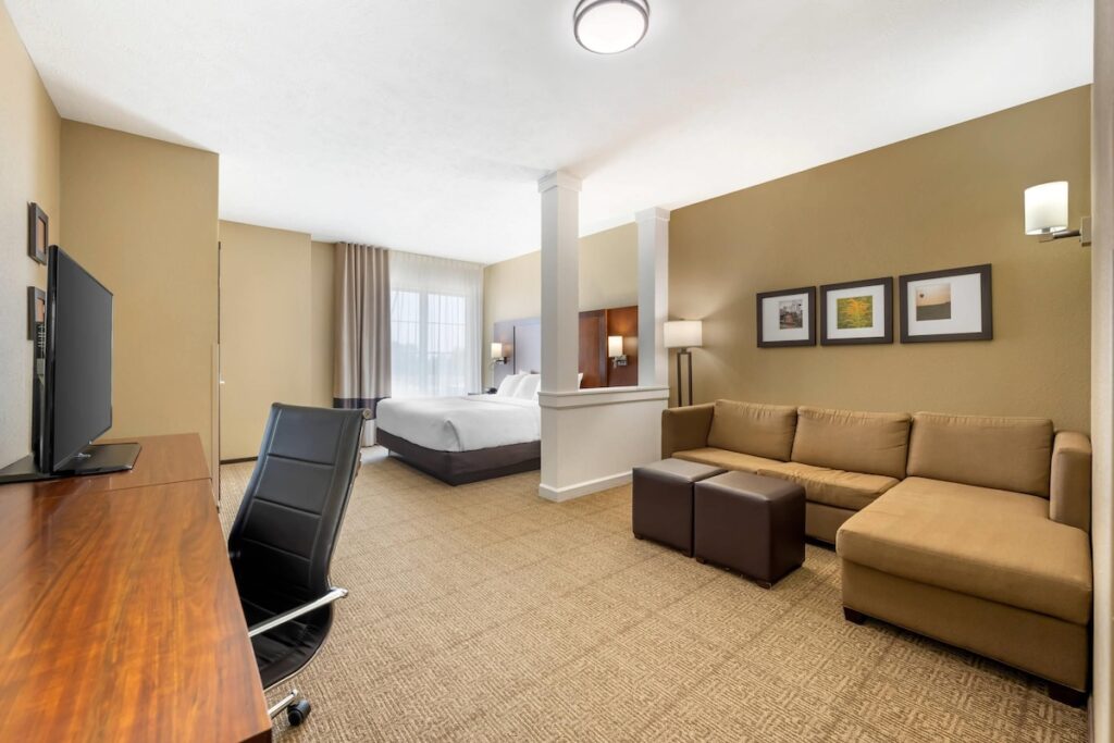Comfort Suites West Omaha - Image 3