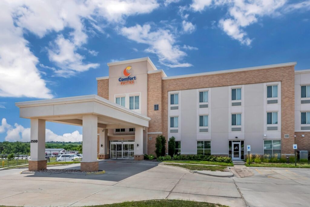 Comfort Suites West Omaha - Image 4