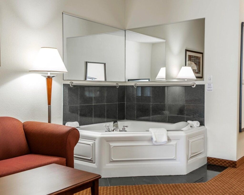 Comfort Suites near Indianapolis Airport - Image 1