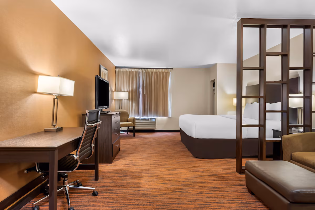 Comfort Suites - Image 5