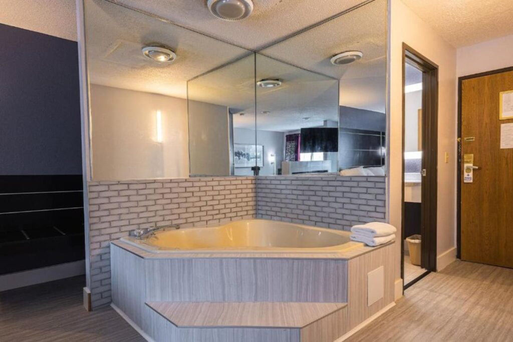 Coratel Inn & Suites by Jasper Hastings - Image 1