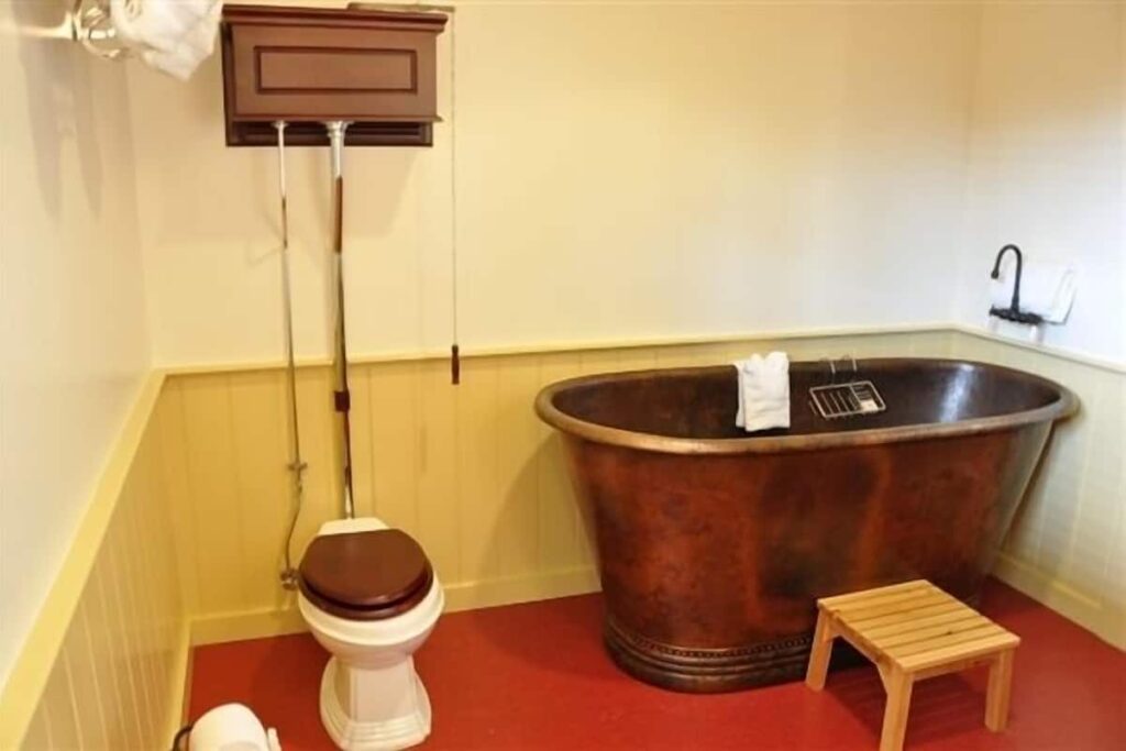 Cosmopolitan Hotel & Restaurant - Image 2