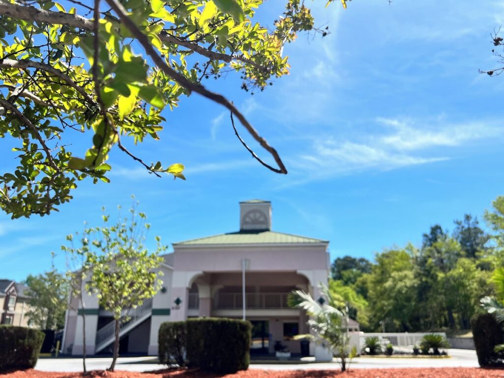 Country Hearth Inn & Suites Augusta - Image 5