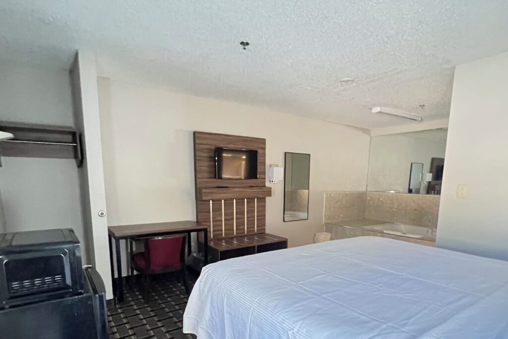 Country Hearth Inn & Suites Augusta - Image 4