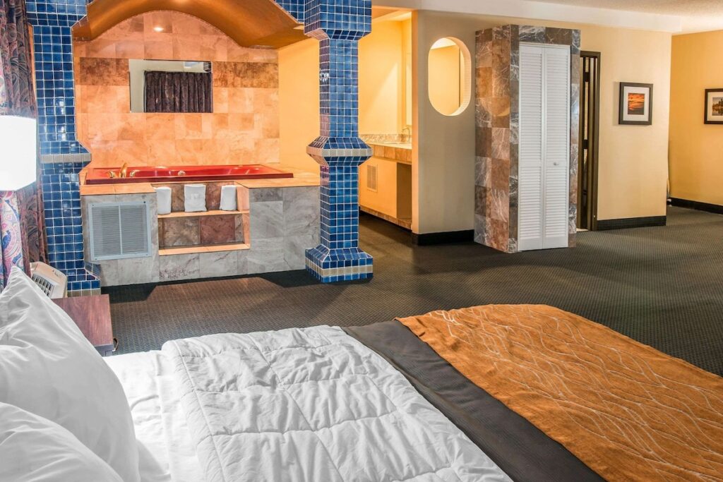 Country Inn & Suites By Radisson, Battle Creek, MI - Image 4