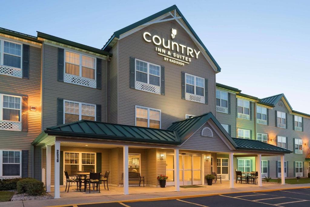 Country Inn & Suites by Radisson, Ankeny, IA - Image 2