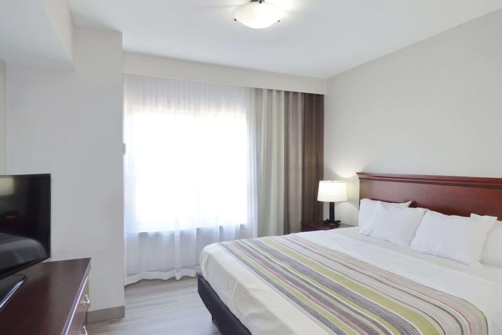 Country Inn & Suites by Radisson, Biloxi-Ocean Springs, MS - Image 4