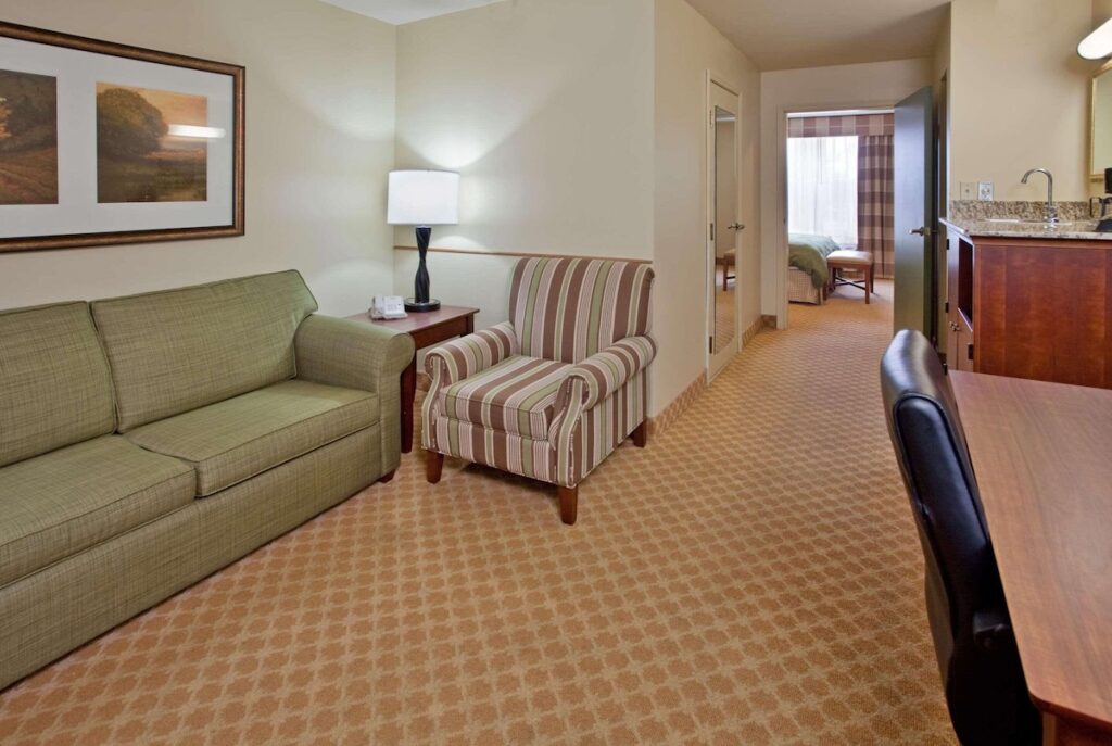 Country Inn & Suites by Radisson, Birch Run-Frankenmuth, MI - Image 2