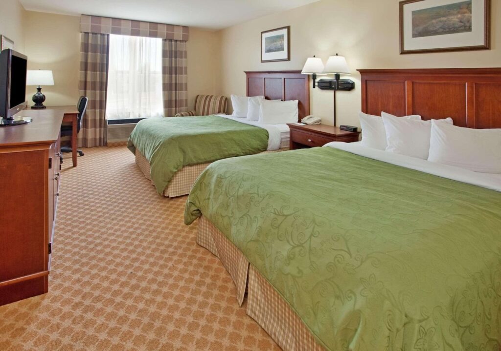 Country Inn & Suites by Radisson, Birch Run-Frankenmuth, MI - Image 3