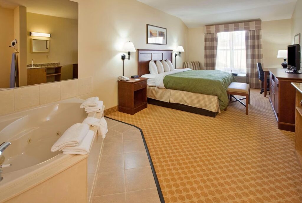 Country Inn & Suites by Radisson, Birch Run-Frankenmuth, MI - Image 1
