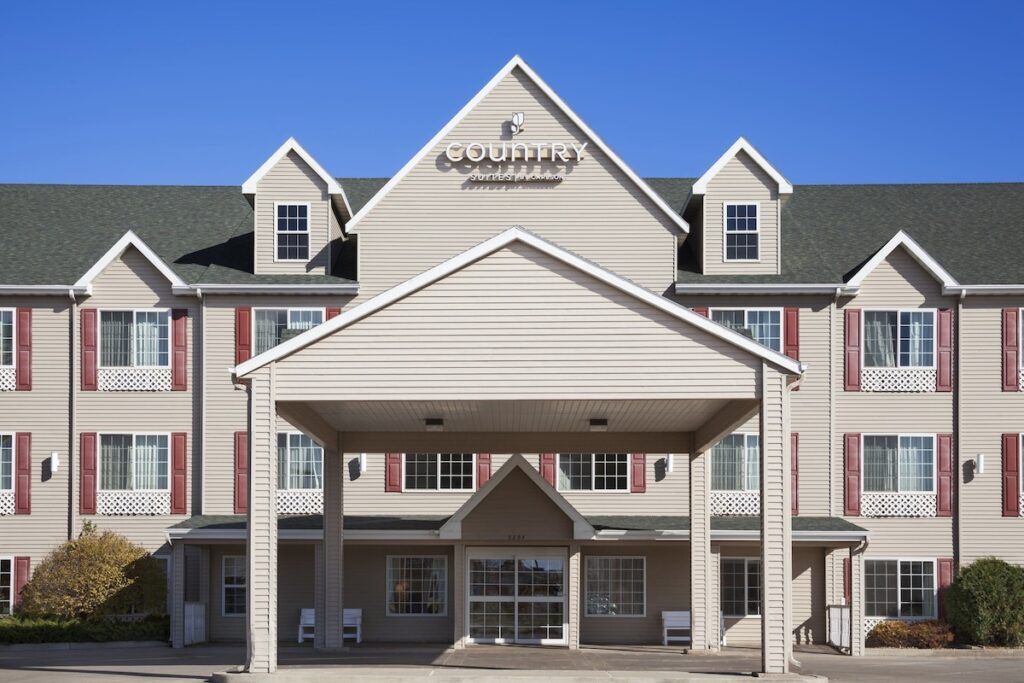 Country Inn & Suites by Radisson Bismarck Waterpark - Image 2