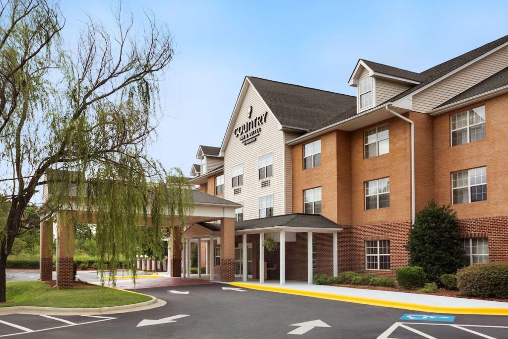 Country Inn & Suites by Radisson, Charlotte University Place, NC - Image 2