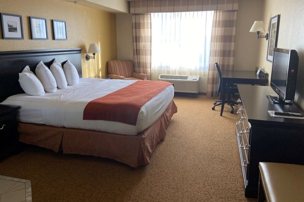 Country Inn & Suites by Radisson, Dundee, MI - Image 4