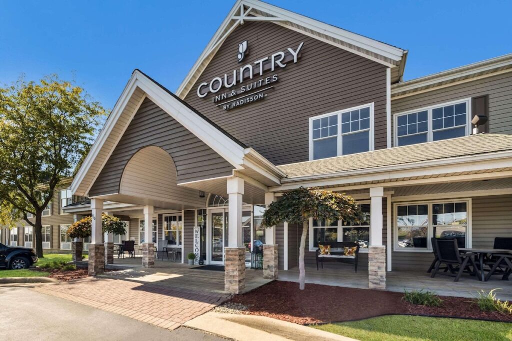 Country Inn & Suites by Radisson, Freeport, IL - Image 2