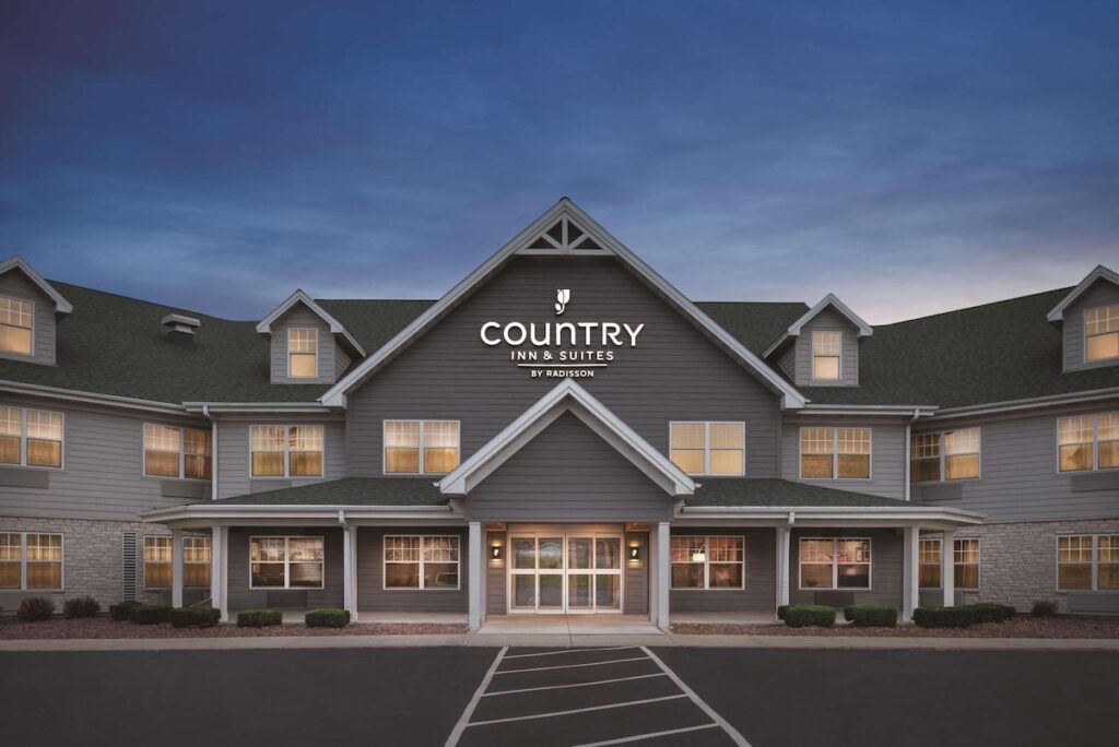 Country Inn & Suites by Radisson, Germantown, WI - Image 2
