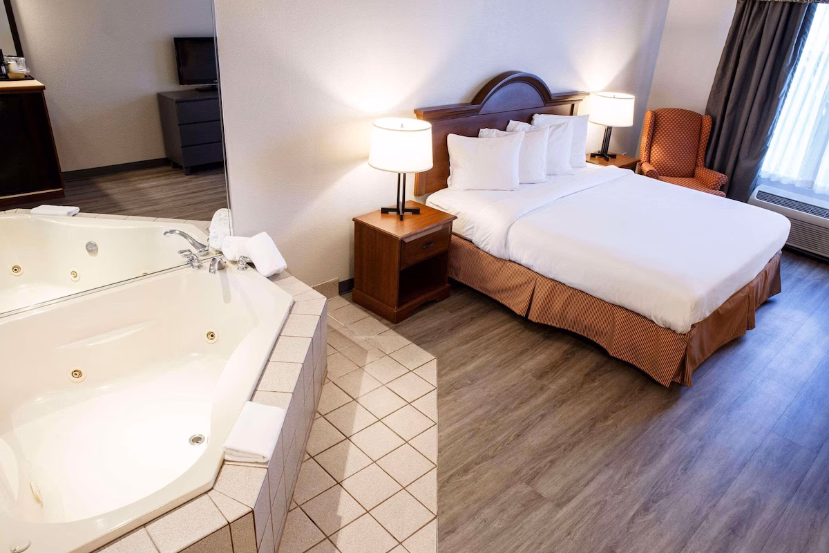 Country Inn & Suites by Radisson, Harrisburg West Mechanicsburg - Image 1