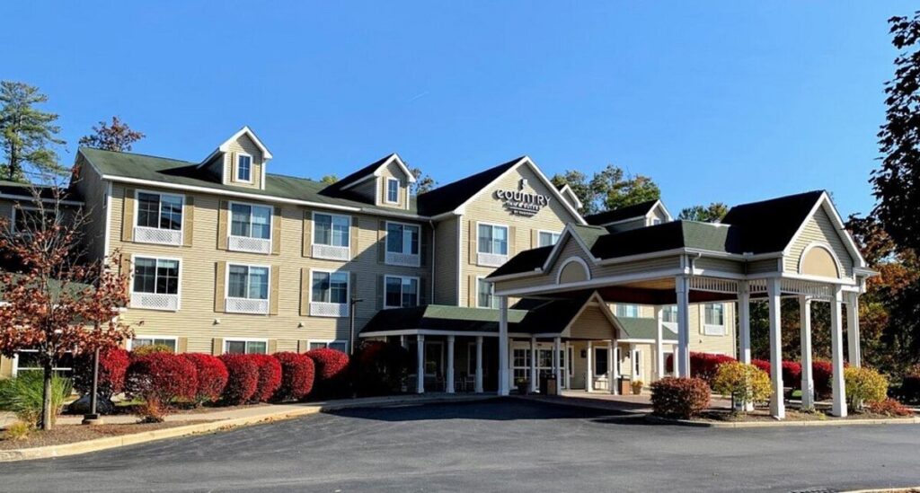 Country Inn & Suites by Radisson, Lake George (Queensbury), NY - Image 4