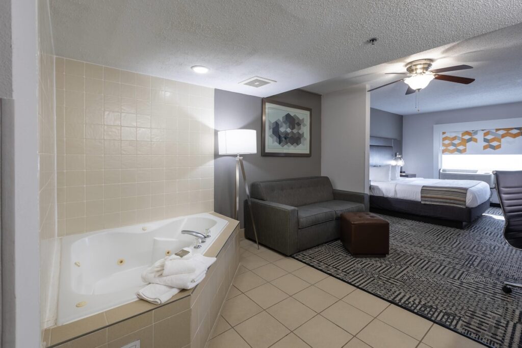 Country Inn & Suites by Radisson, Lake Norman Huntersville, NC - Image 3