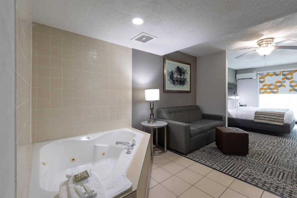 Country Inn & Suites by Radisson, Lake Norman Huntersville, NC - Image 1