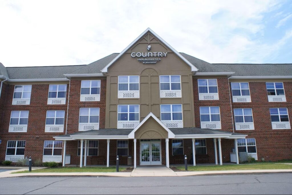 Country Inn & Suites by Radisson, Lansing, MI - Image 4