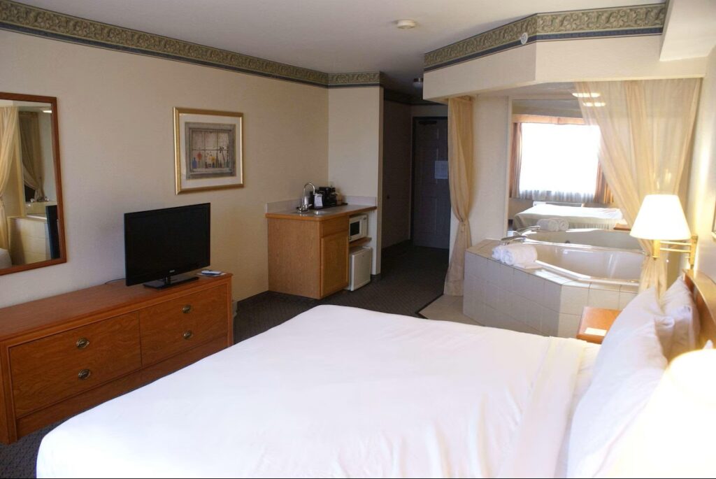 Country Inn & Suites by Radisson, Lansing, MI - Image 3